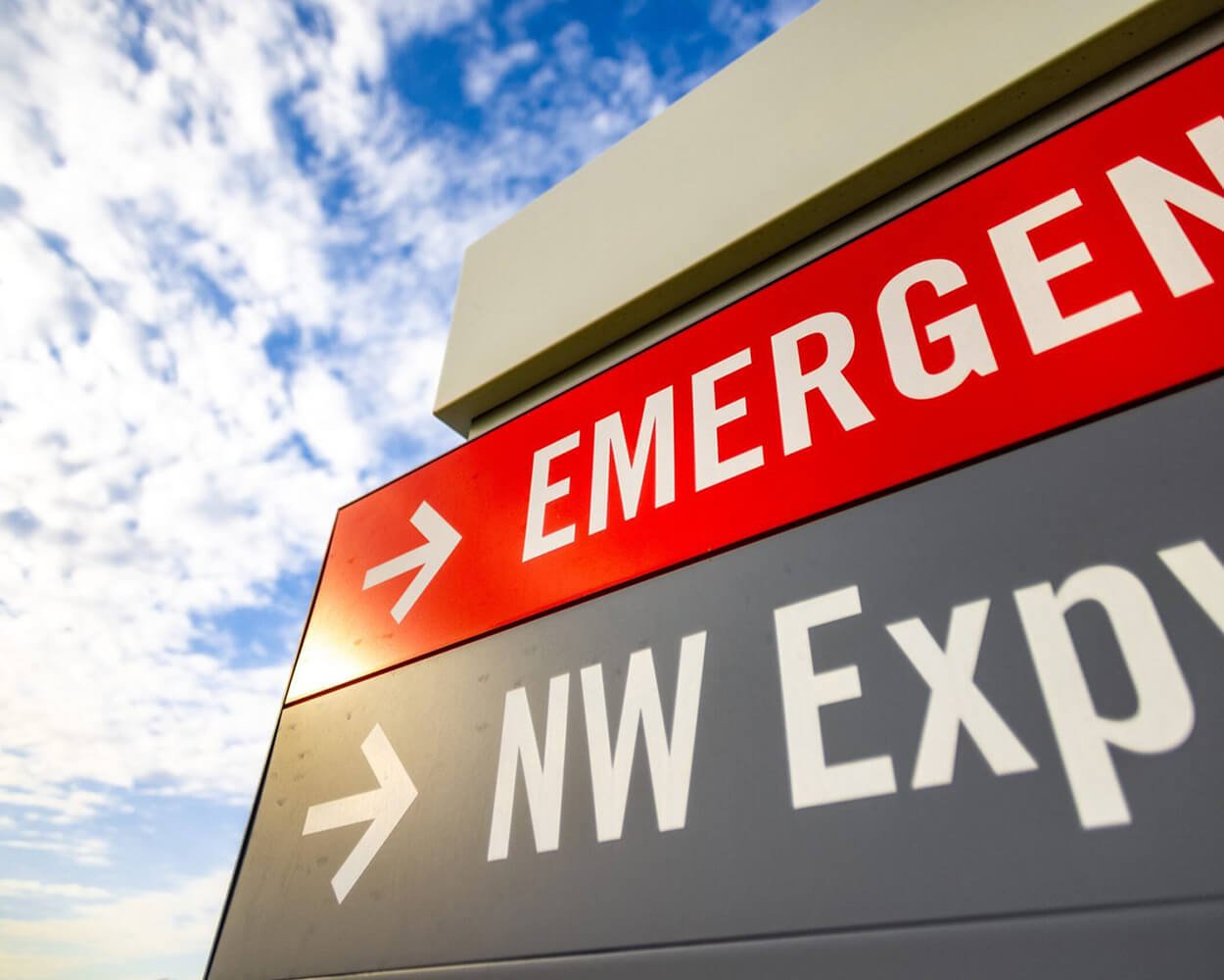 Exterior wayfinding, directional, sign for a hospital complex around the Oklahoma City, Oklahoma, Metro Area.